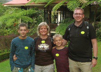 Jakob,
                    Lise, Jonas og Kenn ved Skyrail i Kuranda,
                    Australien 080617